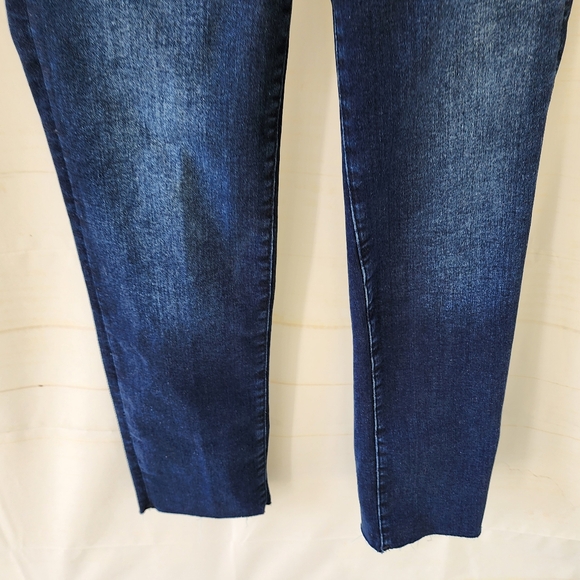 Good American Always Feels Good Classic Slim Straight Jeans - Picture 5 of 13
